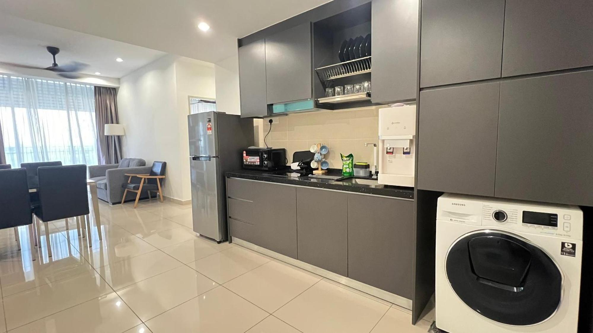 Encorp Marina ,bathtub 2br/6 Pax *